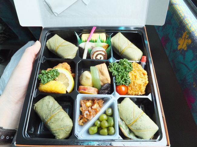 13：30過ぎに出発。<br />バスの中で頼んだお弁当を食べました。<br />柿の葉寿司は鯖とサーモンが2個ずつあり、おいしかったです。<br /><br />名古屋駅まではやはり渋滞でしたが、運転手さんの抜け道テクニックで思ったより早めに到着し皆さん一安心でした。<br /><br />吉野の桜は少々残念でしたが、時々車窓からは満開の桜を見ることもできたのでよかったです。