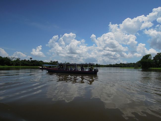 小さい船に乗り換えてピラニア釣りへ。<br />穏やかな流れに癒される〜。