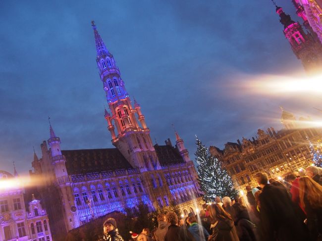 グランプラスのライトアップはすごい人でしたー！