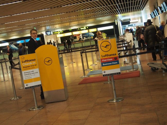 翌朝、電車で空港へ。<br />オンラインチェックイン済みなので、スムーズです。