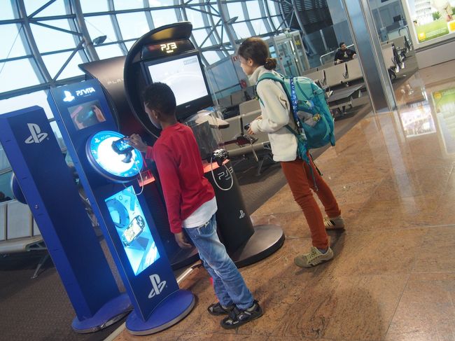 搭乗口前にプレステ？ゲームなんかもあります。