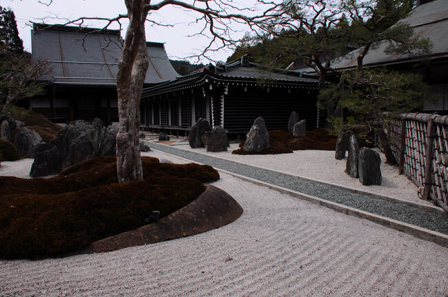 門を入ると左手に庭園があった。その奥に本堂があり、後で知ったのだが、その手前の校倉造のような建物が、今回泊った部屋であった。