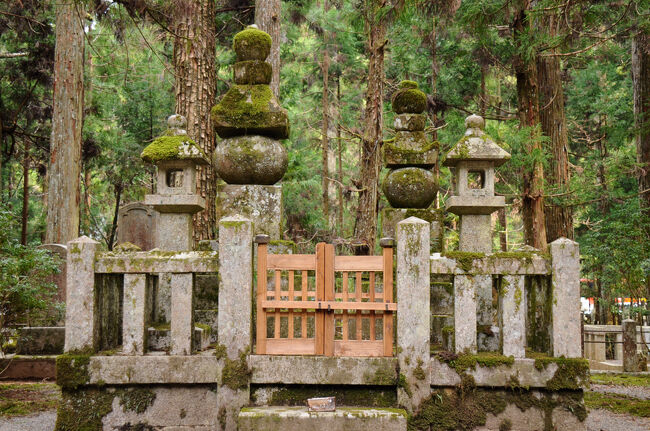 しばらく歩くと、武田信玄と勝頼の墓があった。ここでは親子仲良く眠っているようだが、あの世では、勝頼が怒られているのではないかと心配になる。勝頼も有能な棟梁であったが、運が悪かったのだ。