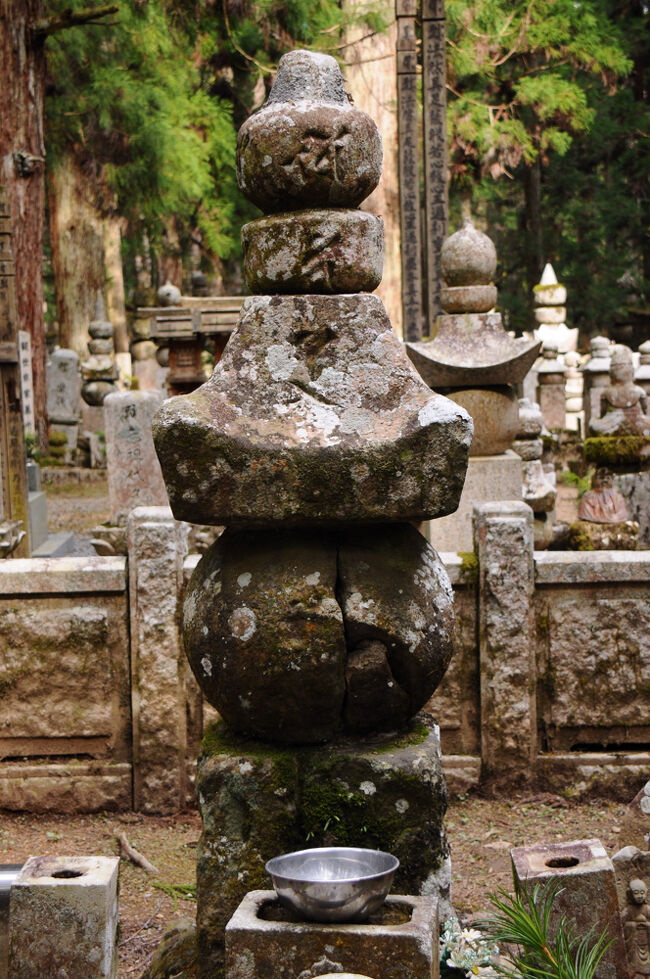 伊達政宗など、有名な大名家の墓を見ながら奥の院へと向かう。中には、かの明智光秀の五輪塔もあった。明智光秀の墓碑や墓石などは必ず割れると云われているが、その五輪塔もひびが入っていた。