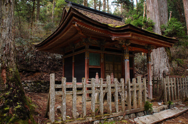 上杉謙信の霊屋が、参道から外れた場所にあった。案内表示も無かったので、多くの人は気が付かないだろう。屋根が見えたので、何だろうと思って行ってみたところ、それが謙信の霊屋だったのだ。