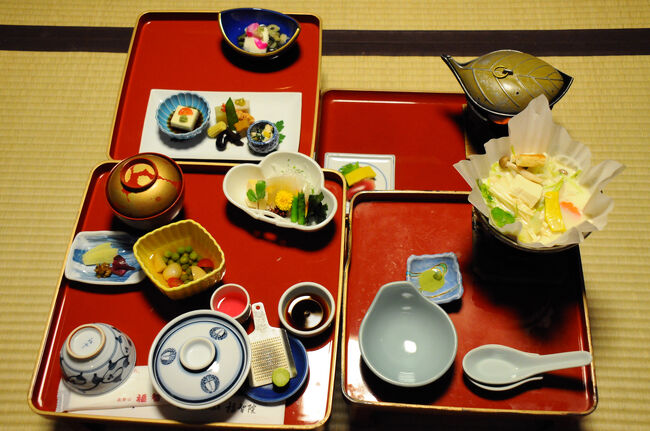 そして夕食の時間がやって来た。宿坊なので、もちろん精進料理である。実は、初めての経験であった。食べてみると、どの料理もとても美味しく、かなり好きな感じである。