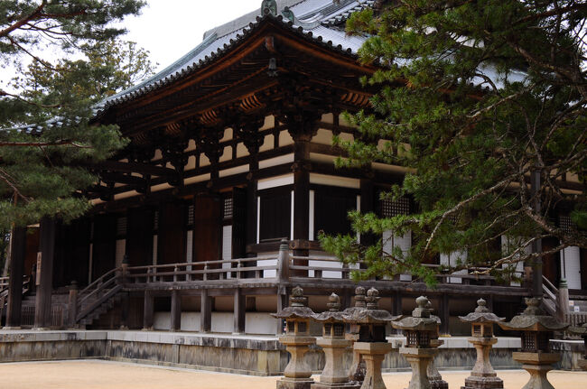 平安時代には講堂と呼ばれていた金堂は、これまで何度も火災に遇い、現在のの建物は、昭和7年に再建された7代目のものだそうだ。