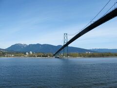 ライオンズ・ゲート・ブリッジ（Lions Gate Bridge）に到着です。
1938年に完成した1517メールの長さの吊り橋です。
これもカナダ国定史跡に指定されています。

■ 関連記事 ■
総集編： カナダの国定史跡 一覧
http://4travel.jp/travelogue/10824876