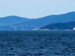 バラード入江（Burrad Inlet）を挟んで、3日前に行ったポイント・アトキンソン灯台（Point Atkinson Lighthouse）が かすかに見えます。

■ 関連記事 ■
ポイント・アトキンソン灯台公園
http://4travel.jp/travelogue/10875311