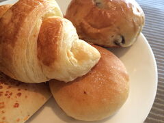 ランチはこの前に引き続き、パン食べ放題のサンマルクパスタ♪
ここの系列はパンが美味しい〜。

ランチを食べてる間に雨が降ってきちゃった（涙）
