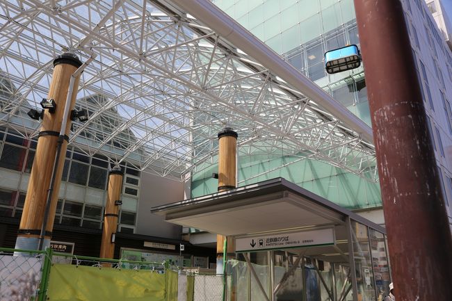 近鉄奈良駅は地下ホームなので、そこから上に出たところ。<br />何やら工事中です。