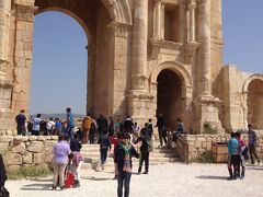 ヨルダン最後の観光、ジュラシュ
地元の学生さんがいっぱい遠足に来ています

ここは遺跡のメインゲート南門「ハドリアヌス帝の凱旋門」