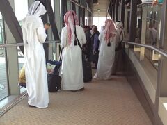 皆さんカタールに帰られるお金持ち？スマホは必須なんですね