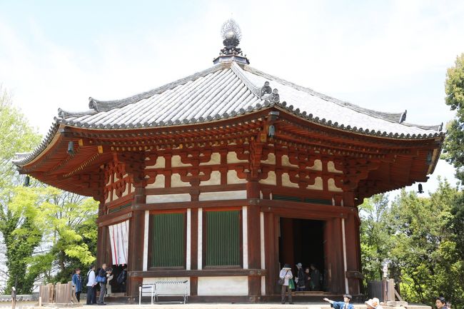 興福寺　南円堂の裏から拝観します。