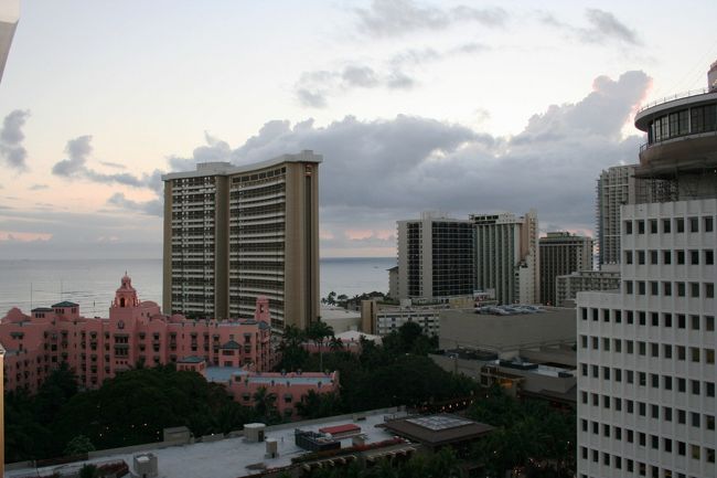 ホリデイ・イン・リゾート・ワイキキ・ビーチコマー。<br />荷物を預かってもらい、<br />「３時に戻ってきてチェックインしてね」と言われておりました。<br />クッタクタでもう歩けない〜、と、<br />２時半ごろに戻ってきました。<br /><br />ご予約通りの「パーシャル・オーシャンビュー」ルームへ。<br />さっそくのラナイからの景色は、<br />予習していて想像の通り、パーシャルなオーシャン！