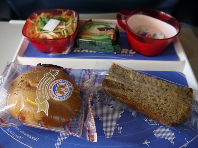 機内食<br /><br />この前にお弁当のようなものも食べました。<br />飛行機で出ること分かっているなら、朝食のお弁当なんていりません(画像なし）