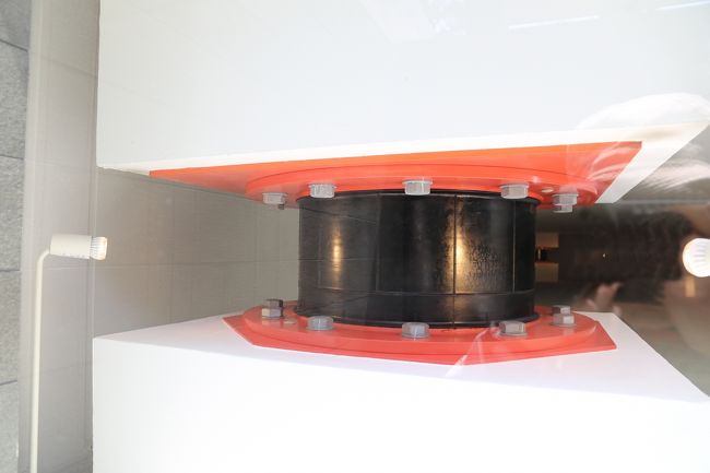 奥村記念館　免震装置-部分