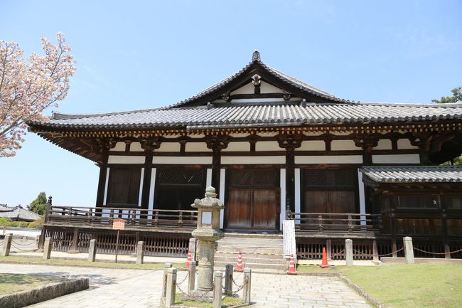 東大寺　三月堂はまだ工事中です。