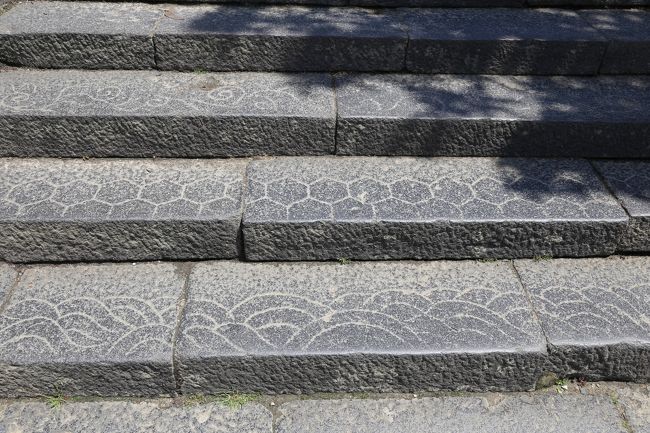 東大寺　二月堂の石段、滑り止めの模様。