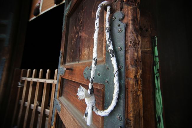 東大寺　二月堂　扉と固定用のひも。