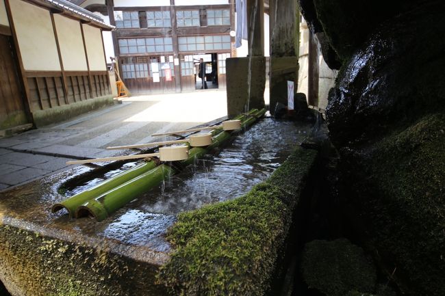 東大寺　二月堂　手水社。<br />奥が休憩所。