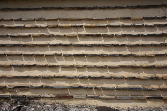東大寺　瓦を埋め込んだ塀が美しい影を見せている。