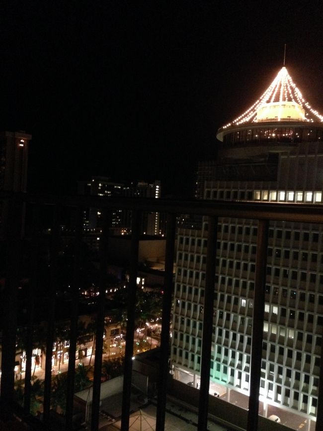 我々は、この隣の建物を、<br />『トップ・オブ・オオサカ』と呼びました。<br />勝手に。意味はないです。<br />近所をうろうろして徒歩でホテルに戻る時には<br />この三角△がいい目印になりました！