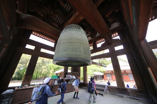 東大寺　鐘楼　大きな鐘だ。