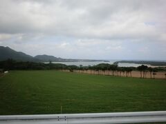 島屈指の景勝地と言われる川平湾が見えてきました。