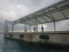 「鳩間島」に立ち寄って貨物のあげおろしをしているようでした。

この島は人口５０名、島の周囲３.９ｋｍの小さな島で近年音楽祭が名物になっているとか。