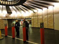 地下鉄

10月11日（木）　12：30 

見所満載の聖イシュトヴァーン教会を堪能した後は、ランチを戴きにデアックフェレンツデール駅から地下鉄M2でブラハルイザデール駅へ。 

改札が無いかわりに抜き打ち的に検札をする強面の係員が・・・ 




