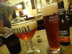 ホテルに到着したのが遅かったのでこの日は夕食を食べるのみ。
早速街中にくり出しレストランへ。
グランプラスにあるラ・ブルーエット。弾丸トラベラーでローラが行った所です(^^)
この右側のビール、お気に入り！
普段はあまり飲まないのですがせっかくなので飲みやすいフルーティーなものをお店の方に選んでもらい飲み始めたらとても美味しくてハマりました☆
