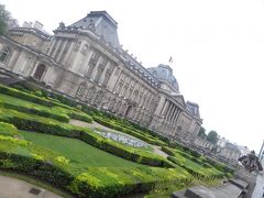 翌朝はホテルから歩いてグランプラスへ。
途中に王宮がありました。
グランプラスからだと少し距離があります。