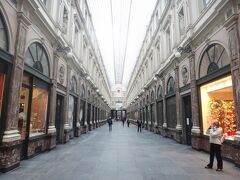 ギャルリーサンチュベールという世界最古のアーケード。
装飾がとても美しいです(*^^*)