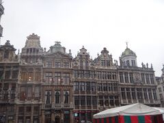 再びグランプラスへ〜。
かなり寒くて春物の装いで歩くのが辛く、途中で冬用のパーカーを購入^^;