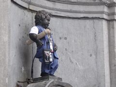 ワッフルやさんのすぐ横に小便小僧が！
噂通りこじんまりとしていました(^^)