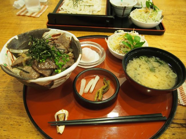 とりあえずバスで離島ターミナルに行き、<br />ターミナル前にあるレストランでランチ。