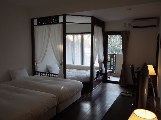 本日のホテル、星野リゾートニラカナイ西表島。<br />4人で一部屋だとベッドがいっぱいいっぱいです。<br />