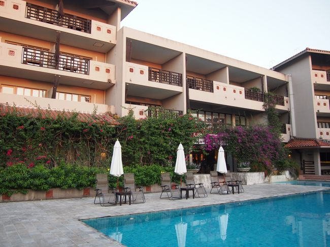 ホテルのプール。<br />まだ入るにはちょっと寒そうな気温でした。