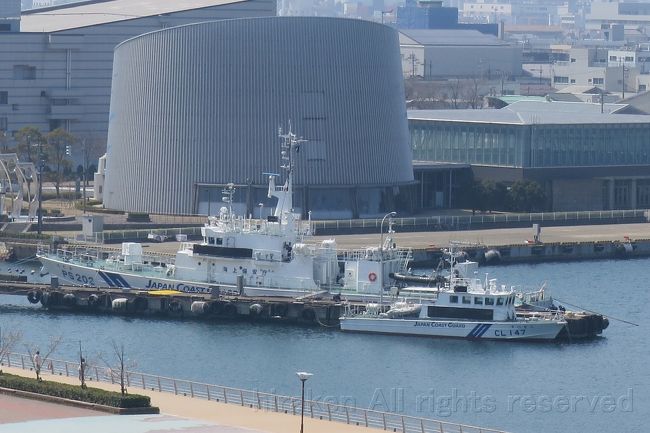 金崎宮からの展望で、敦賀湾を見下ろす。停泊中の船舶が何隻もいた。<br />