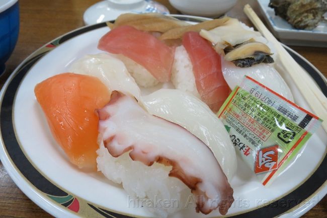 二回、お寿司満載(´･ω･｀)　お腹ふくれました。刺身もマグロとブリをいただきました。