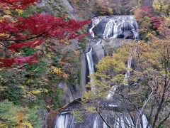 久慈川の支流・滝川に架かる袋田の滝は、華厳滝・那智滝とともに日本三名瀑のひとつに数えられ、高さ120ｍ、幅73ｍの大きさを誇ります。