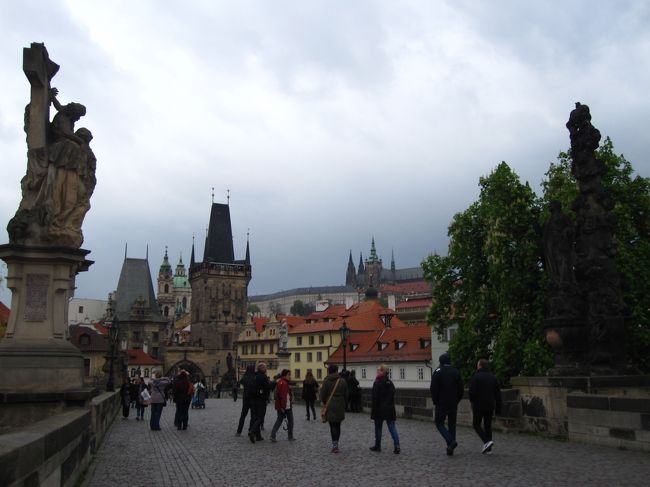 カレル橋に到着。