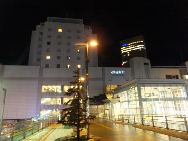 終点の山形駅に到着しました。仙台は雪がなかったのですが、山形には雪が残っていました。