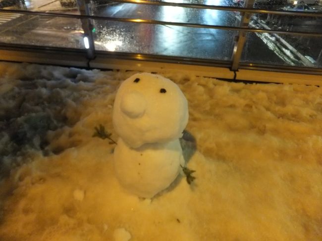 駅前には小さい雪だるまがありました。