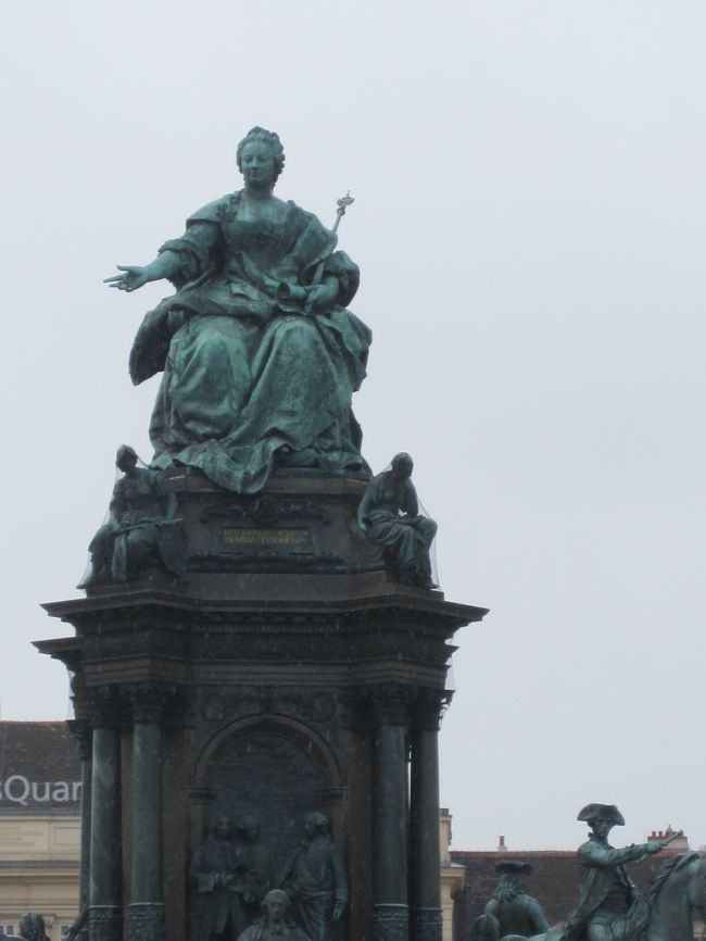 マリアテレジア像。