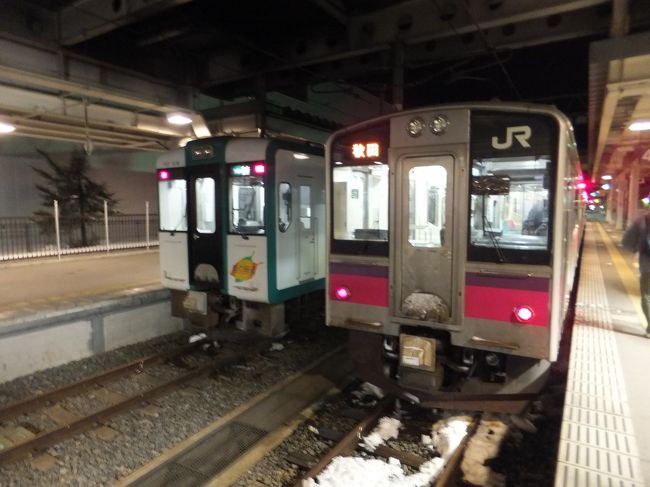 秋田行の普通電車に乗車します。<br />さすがに乗客はほとんど少なかったです。そしてまさかのロングシートでした。