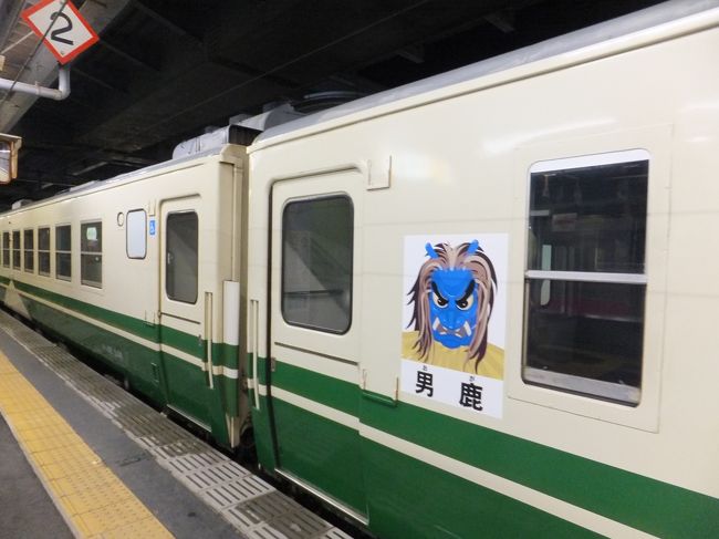 到着した隣のホームに止まってた車両。男鹿線でしょうか。<br />なまはげの絵が描かれていました。