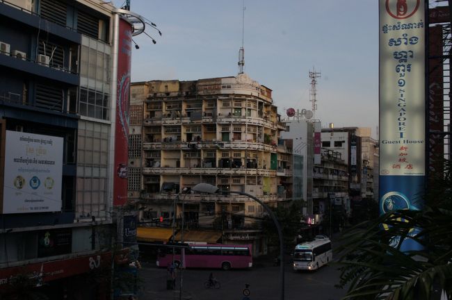 仁川国際空港経由で首都プノンペンへ。<br />着いたのが深夜だったため、その日はホテルへ。<br />アジアホテルに宿泊しました。<br /><br />アジアホテルの口コミでは中心部に近いとのことですが、人通りは少なく、この国に対しての感覚がまだ乏しいことから夜の外出はしませんでした。<br /><br />写真は朝の風景。<br />このホテルは映画のロケ地としても使ったらしいですね。