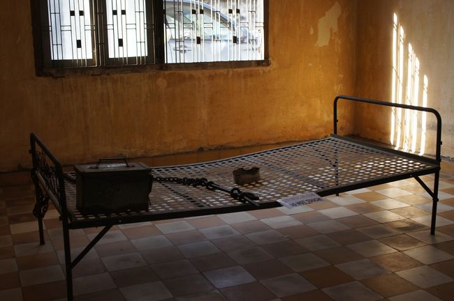 プノンペンの滞在時間は短いんです…。<br />いつもなら都市部を中心に行動するところですが。<br /><br />強制収容所を見学。<br />頭蓋骨（多分本物でしょう）などもあり、生々しいです。<br />数十年前にこのようなことがあったなんて。とても残酷です。